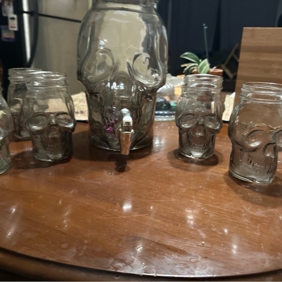 In time for Halloween SKULL DRINK HEAD AND CUPS - Picture 1 of 5